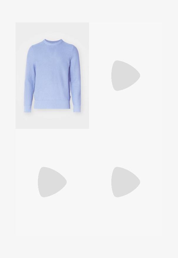 Pull en maille bleu clair avec un col rond, des poignets et un ourlet côtelés, présentant un motif texturé sur l'ensemble du tissu.; Polo léger à manches courtes en blanc cassé avec un motif texturé, col et ourlet côtelés. Conçu pour la respirabilité.; Tiger of Sweden TENSER - Pantalon classique - pure decadence; The Antipode COLLEGE - Mocassins - taupe; Bracelet en argent avec un design de perles arrondies, porté sur un poignet devant un fond bleu. Texture lisse avec finition polie.