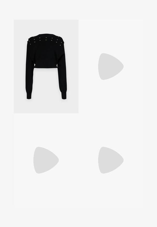 Pulover scurt negru cu mâneci lungi, având un design tricotat texturat și semipietre metalice pe umeri. Material neted.; Pantaloni negri din piele ecologică cu croială largă, cu cusături albe, buzunare frontale și un nasture aurie la talie.; Balerini din piele neagră, cu vârf rotund, textură netedă, detalii de cusătură minimale și un design al tălpii flexibil.; Geantă de piele maro cu închidere tip capac, accesorii de culoare aurie, curea de umăr și o textură netedă. Formă compactă și rectangulară.