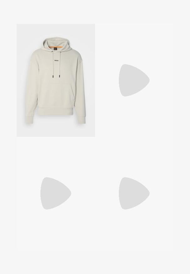 Sudadera beige claro con un bolsillo tipo canguro, cordones ajustables y un logo negro de "BOSS" en el pecho. Tela suave y lisa.; Camiseta de algodón blanca de manga corta, con un logotipo negro "BOSS" centrado en el pecho y un diseño de cuello redondo.; Pantalones de algodón beige con corte recto, que cuentan con un cierre de botón y pliegues en la parte frontal para un detalle adicional.; Zapatilla de cuero blanca con acentos de ante beige, con puntera redonda, cierre de cordones en la parte delantera y suela de goma marrón, que muestra el nombre de la marca "BOSS."