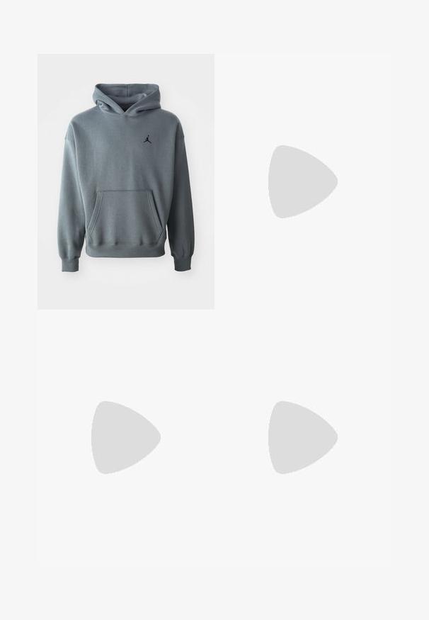 Grå hoodie lavet af blødt stof med en kengurulomme og ribbede manchetter. Sort broderet Jumpman-logo på venstre bryst.; Hvid bomulds t-shirt med korte ærmer, rund halsudskæring, afslappet pasform, og ingen synlige logoer eller mønstre. Glat tekstur og minimalistisk design.; Sorte joggingbukser lavet af blødt stof, med en elastisk talje med snøre, ribbede manchetter og et lille logo på venstre lår.; Hvide lædersneakers med perforeringer, rund tå, flad sål og tykke snørebånd, med et synligt swoosh-logo og "AIR" på hælen.