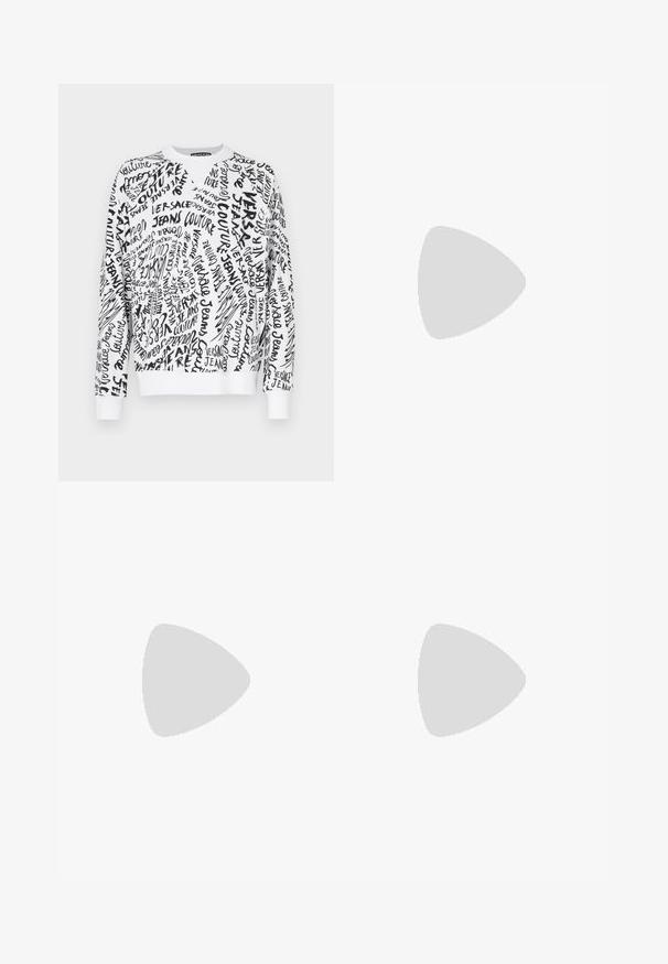 Λευκή μπλούζα με κουκούλα που έχει μαύρο χειρόγραφο κείμενο, συμπεριλαμβανομένου του "Versace Jeans Couture". Ριμπά μανίκια και στρίφωμα, χαλαρή εφαρμογή, λεία υφασμάτινη υφή.; Γκρίζα τζιν παντελόνια με ίσια γραμμή, σχέδιο πέντε τσεπών και κουμπί στη μέση. Ελαφρώς θαμπή υφή σε όλη την επιφάνεια.; Μαύρες δερμάτινες μπαλαρίνες με λεία υφή, στρογγυλή μύτη και διακοσμητική ταινία πάνω από το επάνω μέρος. Χαμηλός καπιτώνας, μινιμαλιστικός σχεδιασμός.; Μαύρα γυαλιά ηλίου με ευρύ, γωνιακό πλαίσιο και σκούρους φακούς. Διαθέτουν υφή στις μαύρες πλευρές και στρογγυλή λογότυπο στην κόγχη.