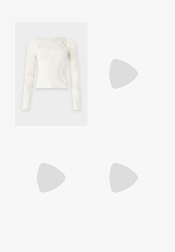 Top à manches longues côtelé en blanc cassé. Présente un design ajusté avec un décolleté en forme de bénitier et un petit accent en forme de nœud sur la poitrine.; Jean en denim à jambes larges de couleur bleu profond, avec un détail de couture à l'avant, une fermeture à boutons et un design classique à cinq poches.; Sandales à talons vernies noires avec un bout carré, des sangles autour de la cheville et des boucles en argent. Dotées d'un talon bloc épais pour plus de stabilité.; Sac fourre-tout en cuir noir avec une texture lisse, de forme rectangulaire et deux longues poignées. Pas de matériel ou d'ornementations visibles.