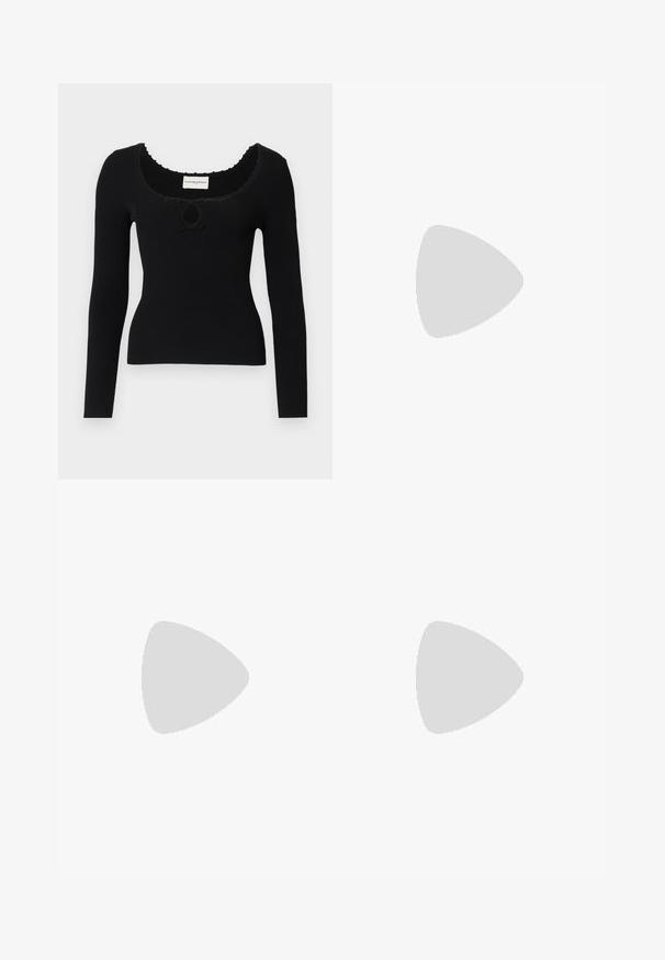 Pulover negru cu mânecă lungă, din material texturat, cu decolteu tip scoică și detaliu central sub formă de fante. Material texturat cu margini zimțate pe decolteu.; Fustă midi tricotată albă, cu un model texturat ce include linii verticale și detalii decupate aproape de tiv. Talie elastică. Material moale.; Balerini din piele neagră, cu vârf rotund, textură netedă, detalii de cusătură minimale și un design al tălpii flexibil.; Geantă de piele maro cu închidere tip capac, accesorii de culoare aurie, curea de umăr și o textură netedă. Formă compactă și rectangulară.