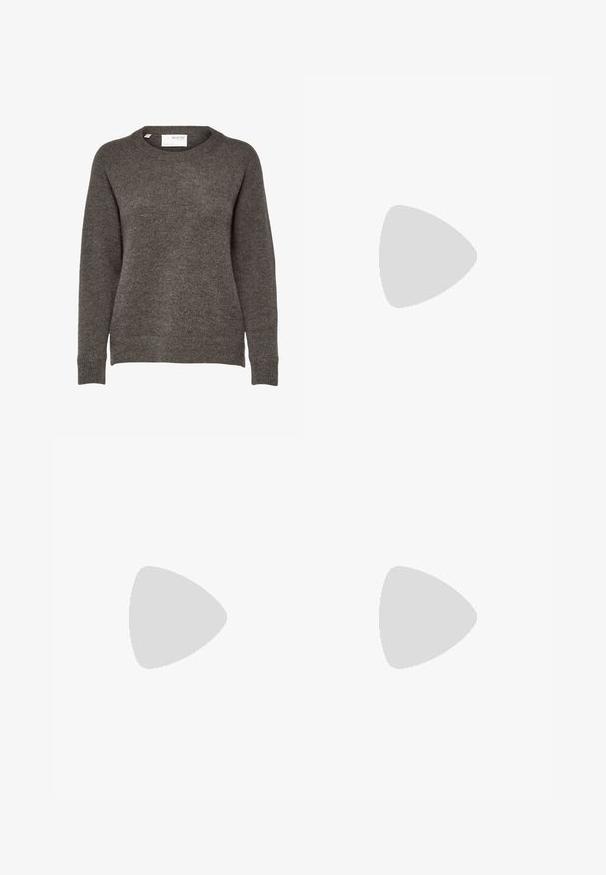 Grå strikket sweater med rund hals, lange ærmer og en blød tekstur. Ingen fremtrædende mønstre eller hardwaredetaljer synlige.; Bredde bukser i cremefarvet stof med en glat tekstur, der har en enkelt knap foran, diskrete folder og design med høj talje.; Flade sandaler med en lys gummisål, designet med tre overlappende hvide læderremme og en lille sløjfe detalje i midten.; Beige stof totebag med en unik trekantet form, brede skulderstropper og synlige sømdetaljer for ekstra struktur.