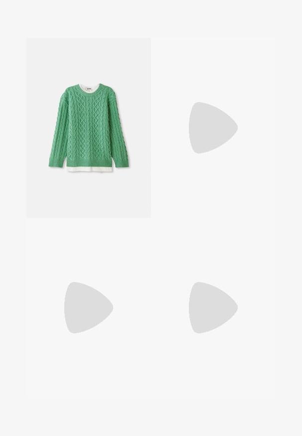 Suéter verde de punto con un diseño de trenzas, que presenta un cuello redondo y puños acanalados. Viene superpuesto a una camisa blanca.; BOSS TEE - Camiseta básica - open white; Pantalones negros hechos de una tela suave con una textura lisa, que cuentan con una cintura elástica y cordón, piernas anchas y costuras laterales.; Zapatilla oscura morada con paneles de cuero y gamuza, diseño de punta redonda, cordones negros y suela de goma marrón. Variaciones de textura en los laterales.