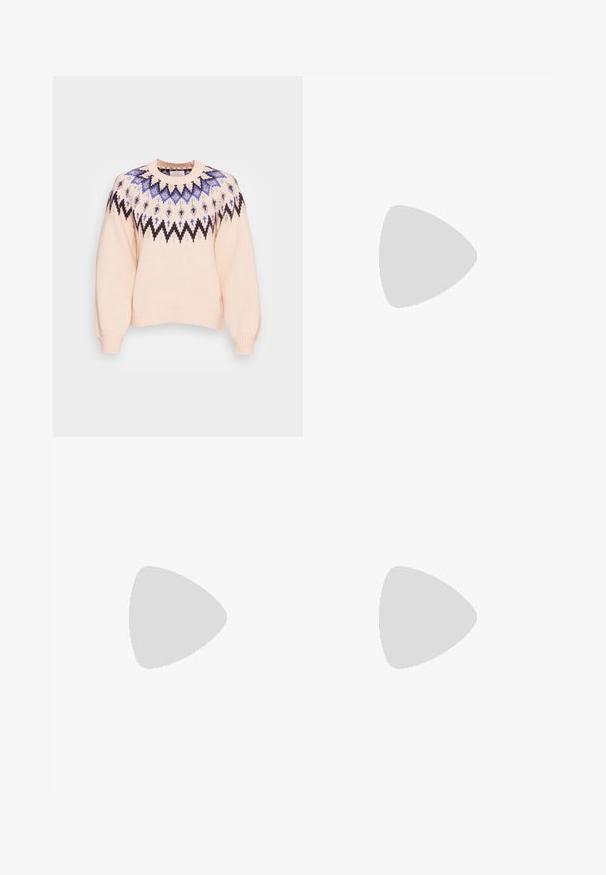 Part Two MATHEA - Camisola - multi fair isle; Calças largas pretas com cintura alta, detalhes em botão na cintura e pregas frontais.; Botim de tornozelo em pele sintética preta com bico apontado e salto bloco de altura média. Textura suave e design minimalista.; Bolsa tote preta em couro com duas alças longas, textura suave e forma estruturada. Apresenta um bolso frontal para armazenamento adicional.