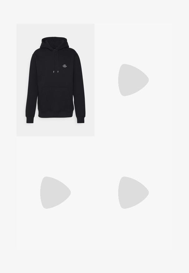 Mads Nørgaard STANDARD HOODIE LOGO - Felpa con cappuccio - black; T-shirt bianco in cotone con maniche corte, scollatura rotonda e una consistenza liscia. Design semplice senza motivi o grafiche.; Jeans in denim nero con taglio dritto, dotati di chiusura con zip, cinque tasche e cuciture a contrasto lungo le cuciture.; Sneaker in suede e tessuto verde, marrone e beige con tre strisce bianche. Presenta un'accente rosa chiaro sul tallone e una suola testurizzata.