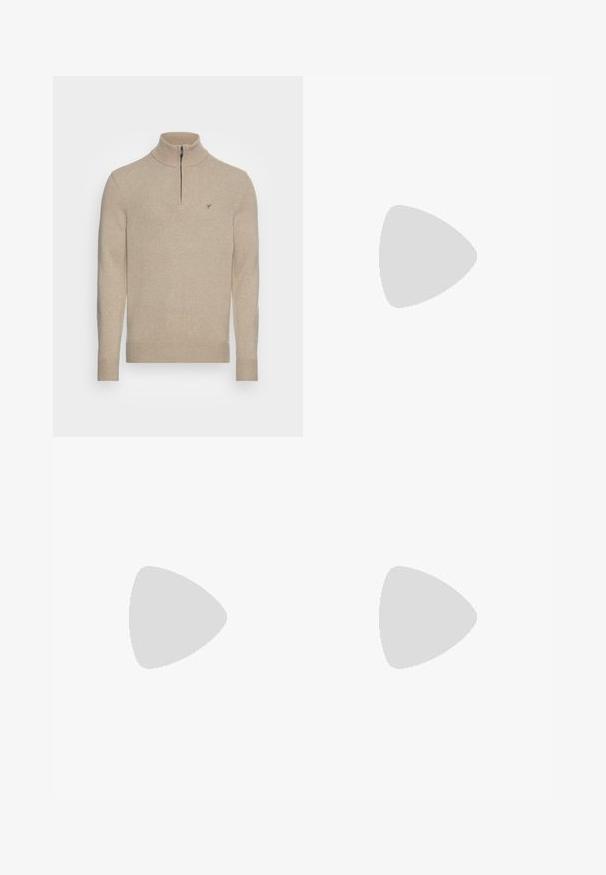 Beige strikket sweater med høj krave og halv lynlås. Den har ribbede manchetter og kant, samt et logo broderet på brystet.; Slank jeans i falmet grå denim med slidte detaljer ved knæene, parret med hvide sneakers. Glat tekstur, slim fit design.; Hvide lædersneakers med perforeringer, rund tå, flad sål og tykke snørebånd, med et synligt swoosh-logo og "AIR" på hælen.; Sølv rustfrit stål urrem med en marineblå urskive, metallic timemarkører og et datovindue kl. 3. Vandafvisende op til 50 meter.