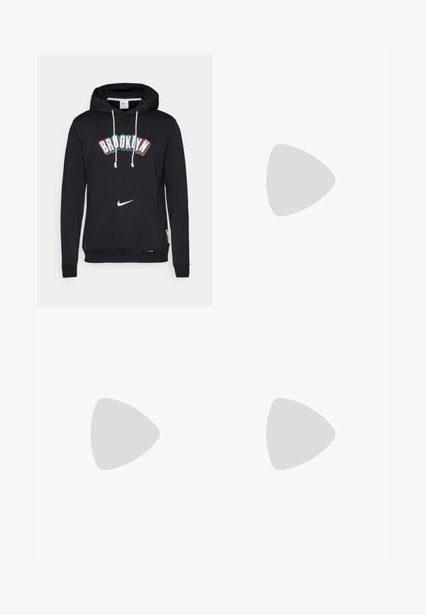 Nike Performance NBA CITY EDITION BROOKLYN NETS HOODY - Klubové oblečenie - black/white; Čierne tričko s krátkym rukávom vyrobené z bavlny s okrúhlym výstrihom. Obsahuje malé biele logo Nike na hornej ľavej straně hrudníka.; Čierne športové nohavice z hladkej tkaniny, s elastickým pásom, zužujúcimi sa nohavicami a malým bielym logom na ľavej strane.; Biele športové topánky s textúrovaným sieťovaným zvrškom, čiernymi a oranžovými akcentmi, hrubou gumovou podrážkou a priesvitnou vzduchovou vankúšikovou časťou na päte.