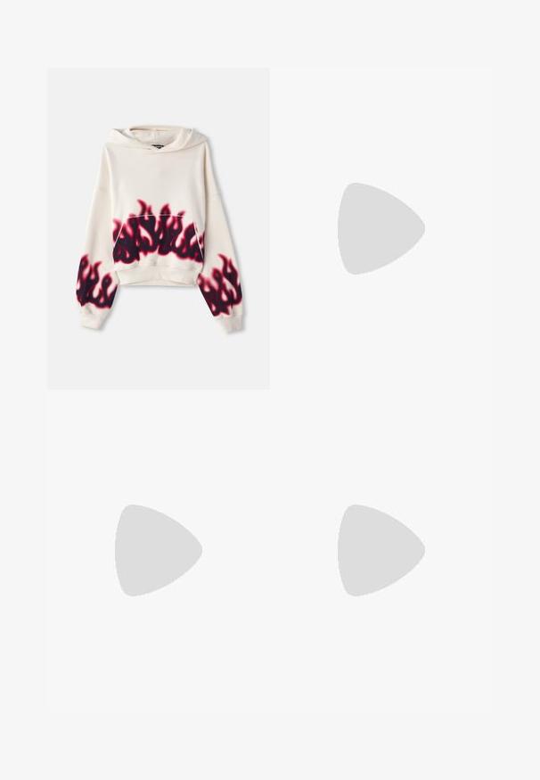 Krēmkrāsas kapuce ar priekšējo kabatu, apakšā un uz vienas piedurknes ar sarkanu un melnu liesmu rakstu. Mīksta tekstūra.; Balta kokvilnas bez piedurknēm tank top krekliņš ar apaļu kakla izgriezumu, ar gludu tekstūru un pieguļošu formu, paredzēts ikdienas valkāšanai.; Melni plāna silueta džinsa bikses ar nodiluma efektu, splatter rakstu un priekšējām kabatām. Uz priekškāja redzams zīmola logotips.; Melnas ādas loferes ar noapaļotu purngalu, baltajiem akcentiem un zeltainām detaļām uz vamp. Iespējams, teksturēts pleksis un sakrauta papēža.