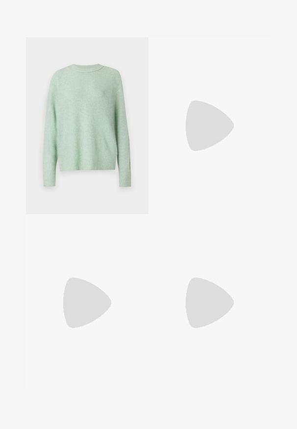 American Eagle CLASSIC CREW SHAKER - Vesta - turquoise; Bijela majica bez rukava napravljena od rebraste tkanine, s okruglim izrezom i uklapajućim siluetom, s minimalnim šavovima i bez ukrasa.; Crna midi suknja od slojeng tulle s volanima. Ima elastičnu struk. Prozirna tkanina dodaje teksturu i pokret.; Crne kožne cipele s zaobljenim vrhom, debelim blok petama i elastičnim bočnim detaljima, uparene s tamnim čarapama i crnom suknjom s prorezom.; Žena s dugom tamnom kosom koja nosi crno odijelo, drži crnu kožnu torbu preko ramena i gleda unazad na bijeloj pozadini.; Srebrne naušnice s obručima i uvijenim dizajnom, s poliranim završetkom i pričvršćivanjem na stražnjoj strani. Mjere otprilike 3 cm u promjeru.