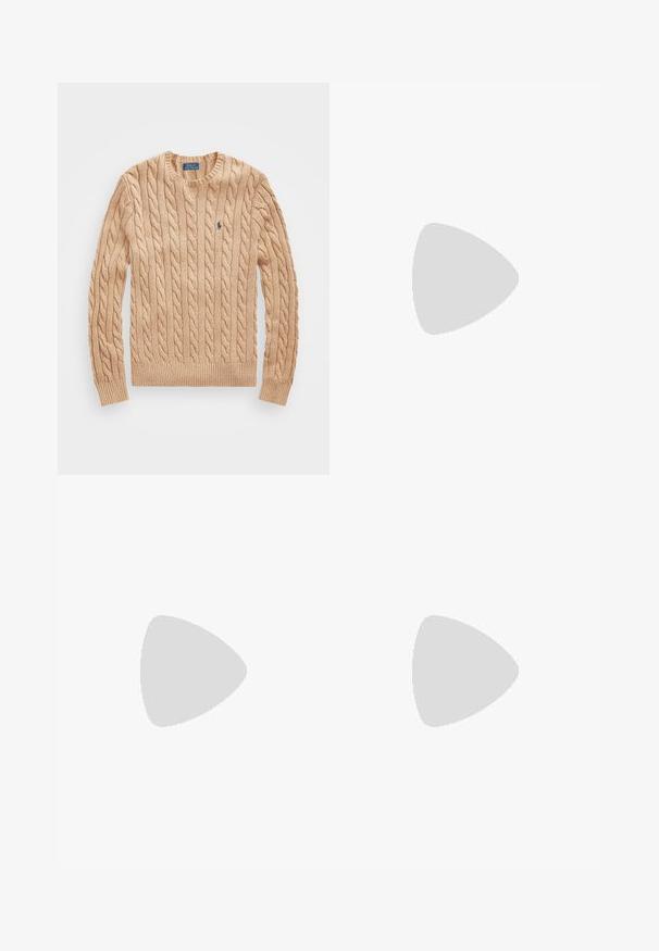 Beige kabelstickad tröja med rundad halsringning, ribbade mudd och nederkant, med en liten blå logotyp på bröstet. Mjuk textur.; Vit långärmad skjorta med knappstängning, tillverkad av bomull. Har en spridd krage, knappstängning och en liten broderad logotyp på bröstet.; Beige bomullskinos med rak framdel, bältesöglor och sidofickor. Rakt ben med en slät textur och en lätt, andningsbar känsla.; Vita lädersneakers, låg design, med en slät yta, rund tå, snörning fram och en liten broderad logotyp på sidan.