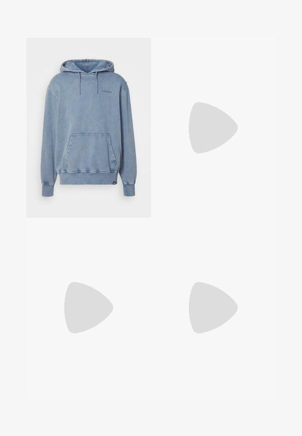 Svetlomodrá mikina s kapucňou vyrobená z mäkkej tkaniny, s prednou kapsou, kapucňou so šnúrkami a nenápadným logom na hrudi. Voľný strih.; Tri obyčajné biele bavlnené tričká s krátkym rukávom. Každé tričko má okrúhly výstrih a malú čiernu nálepku s logom na ľavej strane.; Svetlomodré denimové nohavice s uvoľneným strihom, s dvoma odlišnými panelmi látky, predným zapínaním na gombík a širokými nohami.; Biele kožené tenisky so šedými akcentmi, obsahujúce perforovaný špičkový box, ploché šnúrky a vzorovanú podrážku. Logo New Balance na boku.