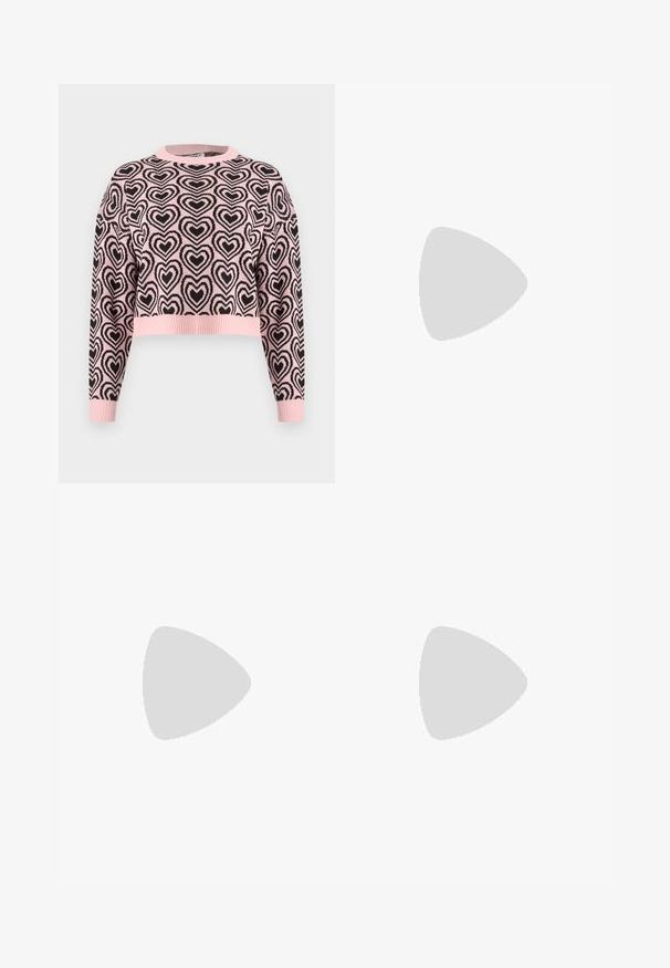 Maglione cropped rosa con motivo a cuore nero, collo rotondo a coste e polsini a coste. Il materiale sembra soffice con una finitura testurizzata.; Pantaloni in velluto a coste beige con vestibilità ampia, dotati di vita con cordoncino, due tasche frontali e lavorazione a coste verticali.; Sneaker grigio chiaro realizzato in suede e rete, con tre strisce bianche, punta arrotondata e suola in gomma color caramello. Accento del logo dorato vicino ai lacci.; Orecchini a cerchio in argento con un design torciglionato, caratterizzati da una finitura lucida e chiusura a perno. Misurano circa 3 cm di diametro.