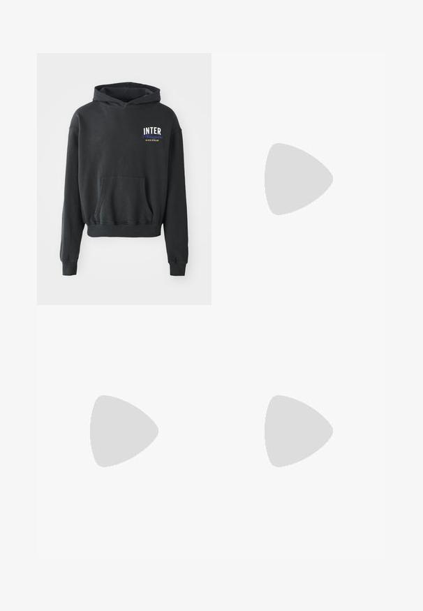 Sweatshirt preto com capuz e bolso frontal, apresentando o logótipo "INTER" em branco e azul na área esquerda do peito. Material de algodão com punhos canelados.; Três tops em algodão de alças brancas com nervuras. Apresentam um decote redondo e pequenas etiquetas pretas perto da bainha. Disponíveis em vários tamanhos.; Calças de treino cinzentas da Nike com um cós elástico ajustável, pernas ajustadas, bolsos laterais e pormenores de costura distintos. Tecido suave e texturizado.; Sapatilha atlética cinza com parte superior em malha e camurça, detalhes brancos, sola acolchoada e um design distinto com elementos refletivos.