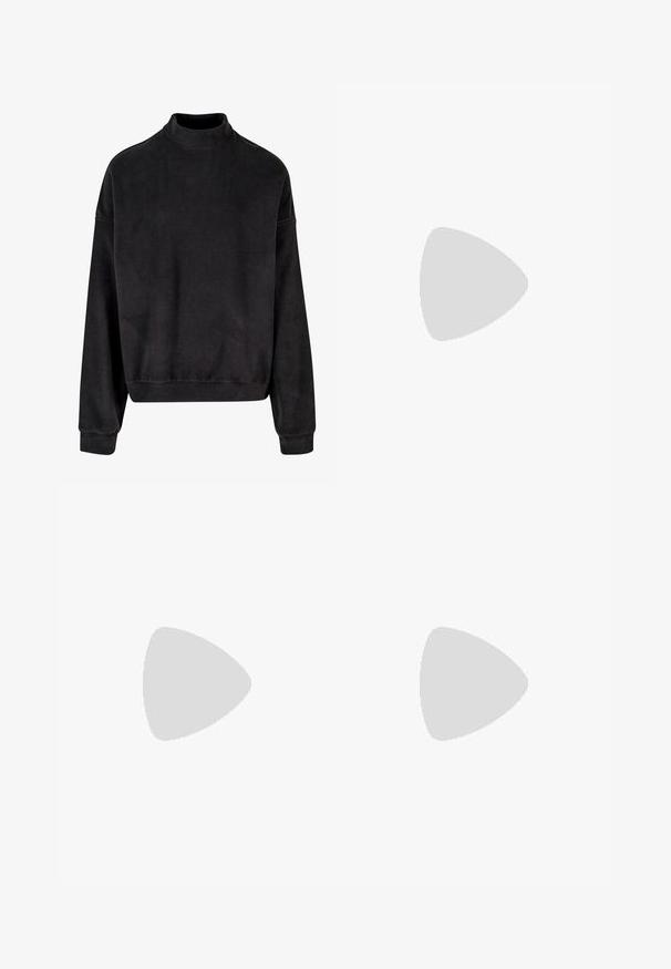 Fekete pulóver magas nyakkal, hosszú ujjakkal és laza szabással. Puha anyagból készült, sima textúrával és bordázott mandzsettákkal.; Fekete nadrág, pliszézett elejű dizájnnal, sima anyagból készült. Gombos záródás és övhurkok jellemzik; egyenes szabású.; Fekete velúr sportcipők fehér fűzőkkel és három fehér csíkkal. A nyelvén egy kör alakú fekete logó található, valamint egy gumis talp.; Fémkeretes napszemüveg ovális zöld lencsékkel. Vékony ezüst színű fémkeret és fekete fülrész. Minimalista dizájn, látható logók nélkül.