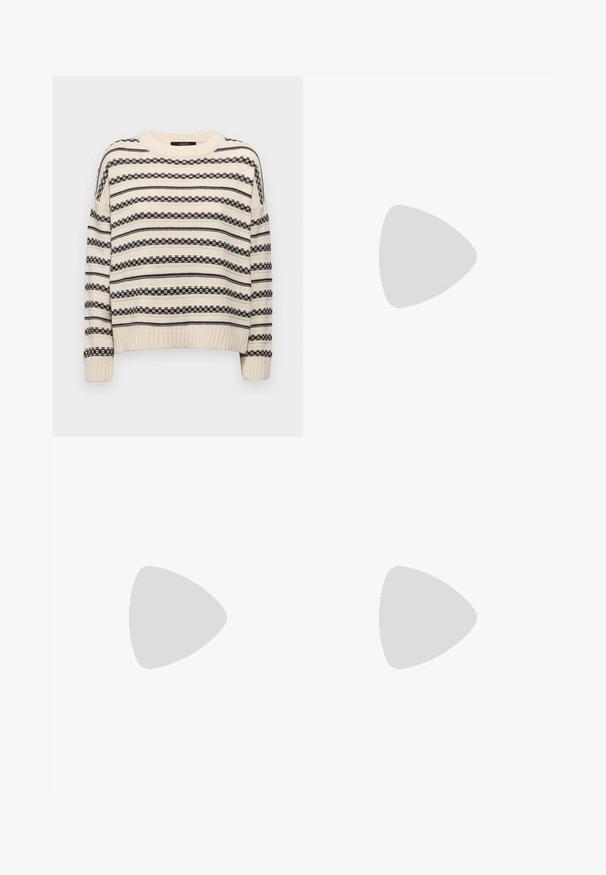 Maglione lavorato a maglia con una base color crema e strisce orizzontali blu scuro, dotato di collo a girocollo e polsini a costine, con una vestibilità morbida.; Jeans in denim blu a gamba larga con vita alta, dotati di chiusura a bottone, passanti per cintura e dettagli di cucitura sottili lungo le tasche e i orli.; Scarpa con tacco alto in pelle nera, con punta affilata e tacco arrotondato e bombato. Texture liscia con un design elegante e minimalista.; Borsa a mano in pelle marrone con chiusura dorata e manico a catena corto dorato, caratterizzata da una morbida texture arricciata su sfondo bianco.