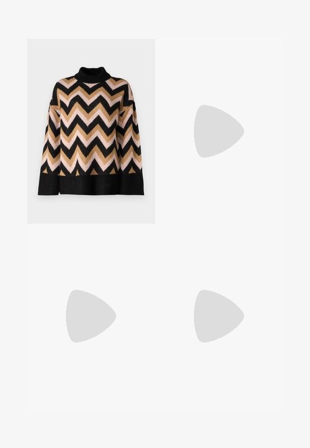 Strikket genser med høy hals og sikksakkmønster i svart, gull, rosa og brun. Bredere ermer og en kraftig ribbestrikket nederkant.; Lyseblå flared jeans laget av denim, med høy midje, fem lommer og subtil gradient fading mot kanten.; Brune skinncowboystøvler med spiss tå og blokkhelt, med detaljerte sømmer og hevede detaljer på skaftet.; Liten kremfarget håndveske med teksturert overflate, lang justerbar stropp, kjedeakenter og klaffelukking. Detaljer i gullfarge.; Sølv hoops øredobber med en tvistet design, som har en polert finish og bakstøtte. Mål omtrent 3 cm i diameter.