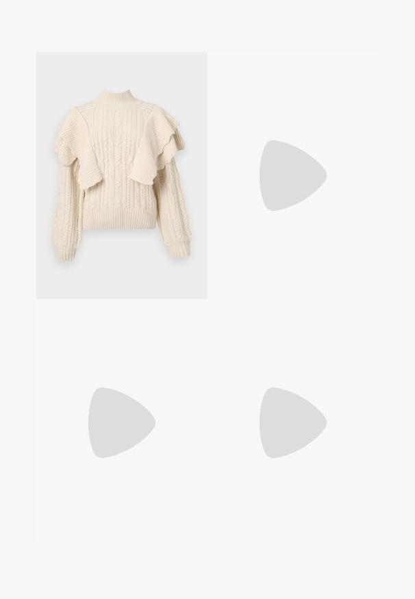 YAS YASFLOUNCY  - Trui - birch; Lichtgrijze wijde jeans met een hoge taille, klassiek vijf-pocket ontwerp, knoopsluiting en subtiele vervaging overal.; Zwarte leren platform instappers met een ronde neus en brede band over de voet. Kenmerken zijn een chunky, vierkante hak en een gladde textuur.; Vrouw met lang donker haar in een zwart pak, met een zwart leren schoudertas, die over haar schouder kijkt tegen een witte achtergrond.