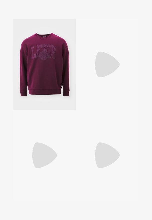 Felpa bordeaux con collo a giro, maniche lunghe e logo "LEVI'S" in rilievo sul petto. Realizzata in un morbido tessuto testurizzato.; Pantaloni tuta grigi chiari a gamba larga realizzati in morbido tessuto. Presentano una vita elastica e tasche laterali. Tessuto liscio con un design pulito.; Scarpe in pelle bordeaux con suole in gomma marrone, punta rotonda, cuciture bianche e occhielli dorati. L'interno presenta un rivestimento giallo.; Orologio digitale Casio con quadrante blu, cassa argentata e cinturino in gomma nera a strati. Mostra l'ora e le impostazioni dell'allarme. Resistente all'acqua.