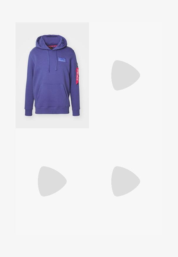 Violetti huppari, joka on valmistettu pehmeästä kankaasta. Hupparissa on etutasku, logo-merkki ja sivu zipper-tasku, jossa on punainen roikkuva merkki.; Valkoinen puuvillapaita, jossa on pyöreä pääntie, lyhyet hihat ja pieni musta "W.W." -logo vasemmassa rinnassa. Sileä kangas, normaali istuvuus.; Ruske puuvillased utiliitpüksid sirge jala lõikega, millel on ees taskud ja metallist detailid lisakestvuse tagamiseks.; Mustat kangaskengät valkoisilla kumitossuilla ja nauhoilla. Kontrastiväriset ompeleet ja metalliset silmukat tuovat yksityiskohtia. Yhdistetty vaaleanbeigeihin housuihin ja mustaan kankaaseen.