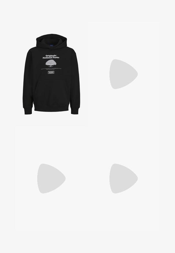 Schwarzer Hoodie mit Kängurutasche, mit einem weißen grafischen Logo eines Baumes und dem Text: "Originals National Parks" und "Nationalpark."; Schwarze Denim-Baumwolljeans im weiten Schnitt mit hoher Taille, ausgestattet mit Vordertaschen, einem Reißverschluss und einem Knopfverschluss. Glatte Textur und klassisches Design.; Schwarze und weiße Nike Dunk Sneakers mit einem Obermaterial aus Leder, perforierter Zehenpartie, schwarzen Schnürsenkeln und einer schwarzen Gummisohle mit Profildesign.; Schwarze Stofftasche mit einer strukturierten, gesteppten Oberfläche. Abgerundete Form, kurze, dicke Griffe und eine weiche, flexible Struktur.