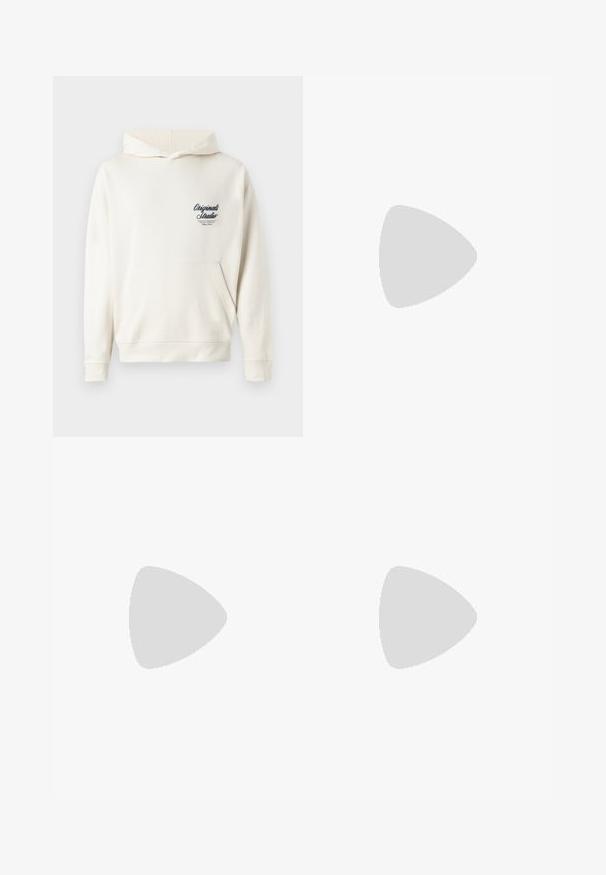 Hanorac crema, dintr-un material moale, cu un buzunar frontal, manșete cu rângi și un mic logo brodat pe piept.; Deshirt alb cu mâneci scurte, confectionat din bumbac, cu decolteu rotund, având o textură netedă și un design simplu, fără modele sau accente.; Pantaloni din denim negri cu un design drept, dotate cu cinci buzunare, închidere cu nasture și un finisaj curat. Material durabil cu textură mată.; Adidași din piele albă cu vârf din suede gri, trei fâșii orizontale albe, accente albastre și talpă din cauciuc maro. Detaliu texturat pe talpă.