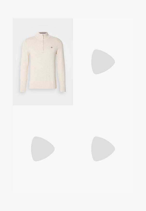 Svetlo bež pulover z visokim ovratnikom in četrtim zadrgo. Pletena tekstura ima majhen logotip na prsih. Dolgi rokavi in riban rob.; Bela bombažna srajca z dolgimi rokavi in okroglo ovratnikom, z bočnimi razporki na dnu in gladko teksturo, prikazana s hrbtne strani.; Svetlo modre denim kavbojke s ravno nogavico, petimi žepi, z gumbom za zapiranje, minimalnim zbledelostjo in kontrastnimi šivi.; Bela športna obutev z gladkim usnjenim zgornjim delom in nizkim profilom. Ima zaokrožen nos, šest lukenj za vezalke in teksturiran gumijast podplat.