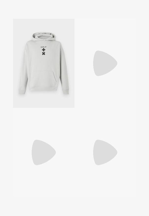 Felpa grigia chiara con tasca frontale, caratterizzata da testo nero "REPLAY" e simboli grafici. Tessuto morbido, vestibilità rilassata, polsini a coste.; T-shirt bianca a maniche corte con dettagli neri. Presenta il logo "REPLAY FC" e il testo "Highperformance" in un font sportivo. Realizzata in un materiale liscio.; Jeans in denim nero con un taglio dritto, dotati di cinque tasche, chiusura a bottone e leggere sfumature lungo il tessuto.; Replay FIELD MELT 25 - Sneakers basse - black