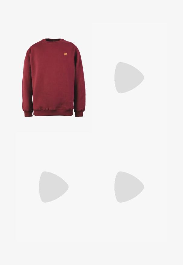 Sudadera burdeos de algodón con cuello redondo, puños y dobladillo acanalados, que presenta un pequeño logo de oso bordado en el pecho.; Jeans de mezclilla azul claro con corte recto, costuras visibles, diseño de cinco bolsillos y cierre de botón en la cintura.; Botín de ante marrón claro con collar acolchado negro, ojales de metal dorado, detalles de costura blanca y suela de goma resistente con tacos pronunciados.; Riñonera negra hecha de una tela duradera, con cierre de cremallera, correa ajustable y un parche de logo en rojo y negro en la parte frontal.