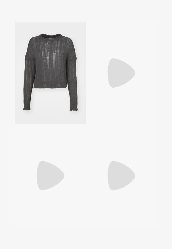 Noisy May NMMARY ONECK - Strikkegenser - charcoal gray; Sorte plisserte bukser med elastisk midje. Har vide ben og et glatt, strukturert stoff med vertikale striper.; Svarte ankelstøvler laget av glatt lær, med elastiske sidepaneler, en kraftig platåsåle og et teksturert mønster.; Svart lær tote bag med glatt tekstur, rektangulær form og to lange håndtak. Ingen synlige deler eller dekorasjoner.