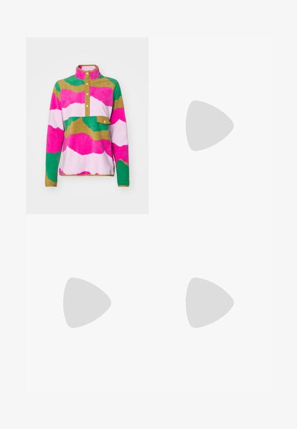 Pullover in pile colorato con colletto alto, caratterizzato da audaci motivi curvi in rosa, verde e marrone. Include una tasca sul petto e bottoni a pressione.; Pantaloni neri a gamba larga realizzati in cotone resistente. Presentano una chiusura con bottone e tasche laterali. Texture liscia e finitura sartoriale.; Sneakers con un design in scamosciato bordeaux e lilla chiaro, con tre strisce bianche, lacci color crema e una linguetta gialla texture. Suola in gomma.; Occhiali da sole con montatura in metallo dorato e lenti rettangolari di colore arancione. Braccia distintive sottili e accenti testurizzati sottili vicino agli snodi.; Orecchini a cerchio color oro, sottili e rotondi, con una finitura metallica liscia e senza decorazioni o motivi.