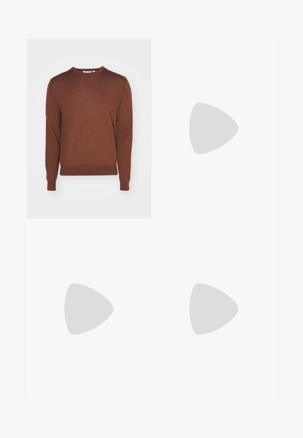 Tiger of Sweden CONNOR - Strickpullover - old terracotta; Filippa K TERRY CROPPED TROUSERS - Stoffhose - sage melange; Weiße Leder Sneakers mit glatter Oberfläche, runder Zehenform und minimalistischem Design. Mit beigen Akzenten an der Ferse und einer Gummisohle.; Schwarze runde Sonnenbrille mit dunklen Gläsern und schlanken Metallbügeln. Enthält klare Tempelspitzen und silberne Akzente am Scharnier. Minimalistisches Design.