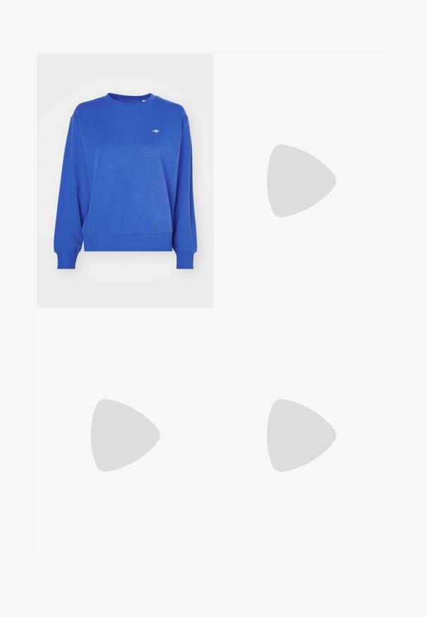 Felpa blu con maniche lunghe, scollo tondo e un piccolo logo sul petto. Composta da un tessuto morbido con una trama liscia.; Pantaloni a gamba larga in tessuto crema chiaro, dotati di tasche laterali, frontale liscio e chiusura a un bottone in vita. Texture morbida.; Tacchi slingback in pelle nera con punta affusolata, caratterizzati da un tacco alto e un accento dorato sulla cinghia regolabile. Texture liscia.; Borsa a mano in pelle nera con un design strutturato, caratterizzata da una forma corta, manico superiore e accessori in metallo dorato. Inclusa tracolla regolabile.