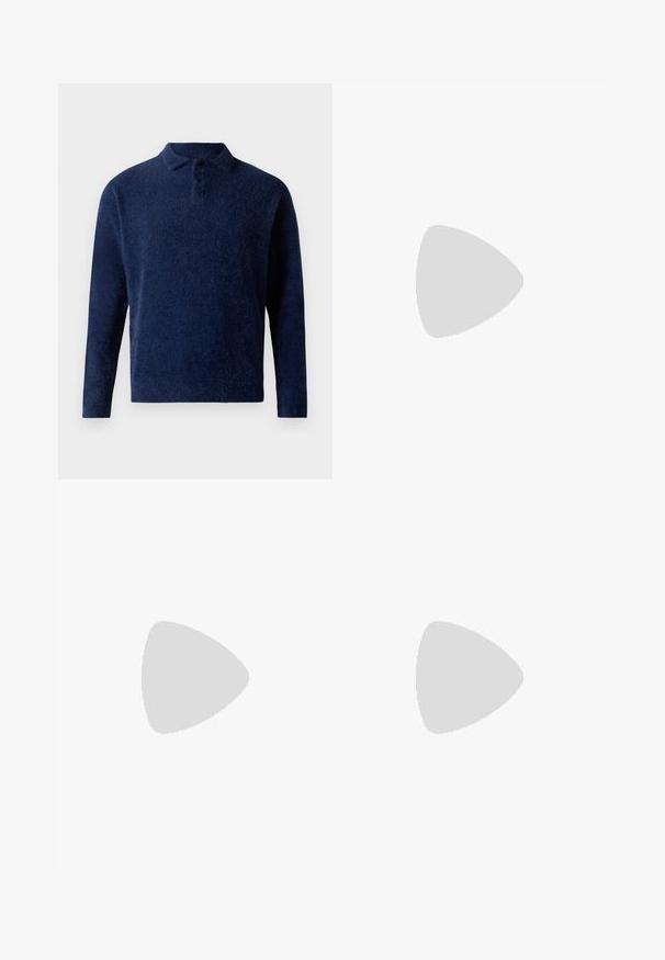 Dunkelblauer Pullover aus weichem, strukturiertem Stoff. Verfügt über einen Kragen, eine Dreiknopf-Leiste und lange Ärmel. Minimalistisches Design.; Braune, hochtaillierte Jeanshose aus Denim, mit zwei Vorderseiten-Taschen, Knopfverschluss und geradem Bein. Glatte Textur.; Braune Wildleder-Sneaker mit weißer Gummisohle, runder Zehenform, sechs Metallösen und geprägtem Logodetail an der Seite. Klassisches Schnürdesign.; Schwarze Umhängetasche aus glattem Material, mit einem umklappbaren Deckel, silbernem Verschluss und verstellbarem Schultergurt.