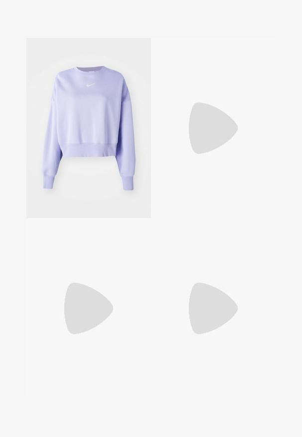 Sweatshirt court lilas en tissu doux, avec un col rond, des manches longues et un petit logo Nike blanc sur le devant.; T-shirt beige à manches courtes en coton, arborant un logo "nike" rouge avec des accents floraux et un col rond.; Pantalon de sport bleu clair avec un ourlet évasé, une taille élastique et des poches latérales. Fabriqué en tissu lisse et léger.; Baskets bordeaux avec un mélange de matériaux lisses et texturés. Logo swoosh couleur crème, lacets marron et semelle en caoutchouc.