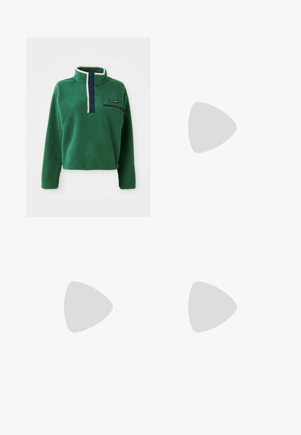 Pullover in pile verde con colletto alto, patta con bottoni blu e tasca con zip. Presenta una consistenza morbida e bordi a contrasto in crema.; Leggings neri realizzati in tessuto liscio e elasticizzato. Presentano una cintura larga e un design a gamba affusolata, adatti per un abbigliamento sia attivo che casual.; Sneakers bianchi in pelle con dettagli azzurri chiari, punta in suede grigia e suola in gomma marrone. Presentano tre strisce blu e il marchio "Samba".; Occhiali da sole neri con lenti a sfumatura marrone; forma rettangolare con una montatura spessa, inclusi sottili dettagli metallici sulle astine.