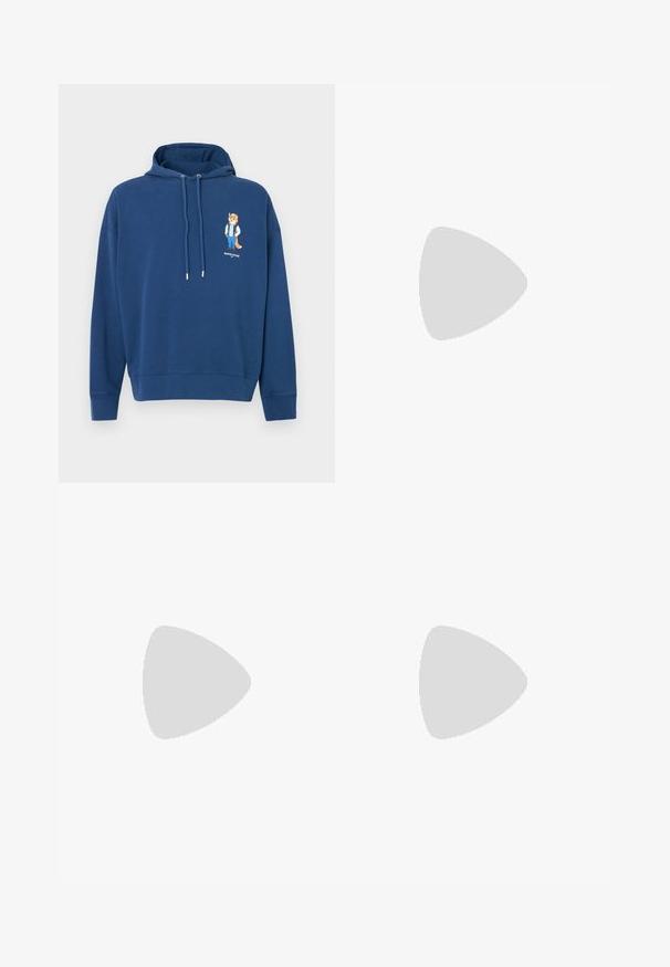 Sweat à capuche bleu marine en tissu doux, présentant un graphique frontal d'un renard en vêtements décontractés. Comprend une capuche avec cordon de serrage et des poignets côtelés.; T-shirt blanche à manches courtes avec des accents noirs. Présente le logo "REPLAY FC" et le texte "Highperformance" dans une police sportive. Fabriquée à partir d'un matériau lisse.; Jean en denim avec des patches déchirés et des nuances de bleu variées, présentant une coupe droite et un design traditionnel à cinq poches.; Replay EPIC HIGH - Baskets basses - black