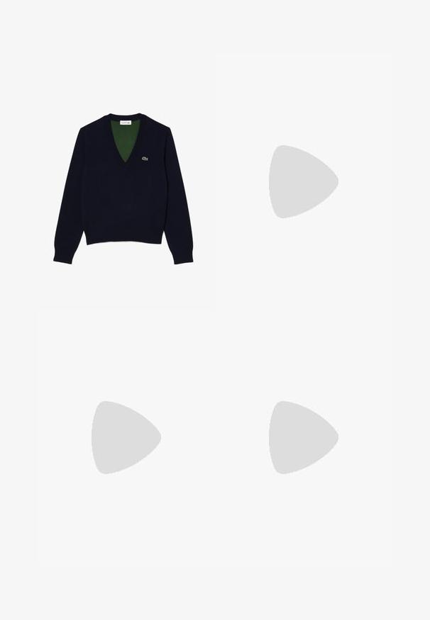 Jūras spēku v-veida džemperis, kas izgatavots no mīkstas auduma, ar ribotu apkakli un aprocēm, ar kontrastējošu zaļu iekšpusi un mazu logotipu uz krūtīm.; Melnas pielāgotas bikses ar taisnu kāju dizainu, kas raksturojas ar gludu faktūru un asiem krokām pa priekšu. Nav redzamu metāla detaļu.; Beige bloku papēžu sandales ar plānām siksnām un kvadrāta formas purngalu. Gluda materiāla virsma ar minimālām detaļām, paredzētas ērtai nēsāšanai.; Melnas ādas roku soma ar struktūru, ar īsu formu, augšējo rokturi un zelta aksesuāriem. Iekļauta regulējama plecu siksna.