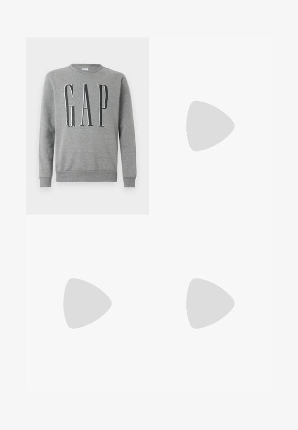 Felpa grigia con collo a giro, polsini e orlo a coste, con la scritta "GAP" in grande font nera sul davanti. Tessuto morbido.; Camicia di flanella verde con un motivo a quadri che presenta righe blu, bianche e giallo senape. Chiusura con bottoni e colletto punta. Maniche lunghe.; Jeans in denim azzurro chiaro con taglio dritto, cinque tasche e passanti per cintura. Il tessuto ha un leggero effetto lavato per un aspetto sbiadito.; Sneakers in tela di colore avorio con punta rotonda, dotati di suole in gomma beige e cinque occhielli per i lacci, finitura texturizzata sulla parte superiore.