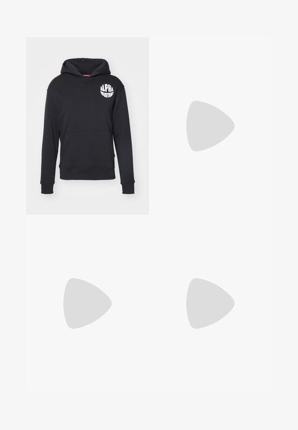 Moletom preto feito de um tecido misto de algodão. Apresenta um bolso canguru na frente, logotipo branco no lado esquerdo do peito e punhos e barra canelados.; Calças de fato de treino pretas, com cintura elástica e um corte solto, com punhos nas pernas, textura suave e sem padrões visíveis ou detalhes de metal.; Sapatilha Nike Air Max 90 branca com parte superior em malha e couro, caixa de dedos perfurada e uma unidade de ar visível no calcanhar.; Óculos de sol pretos com acabamento mate, lentes retangulares, leve curvatura nas hastes, detalhe sutil do logo e lentes de cor fumada.