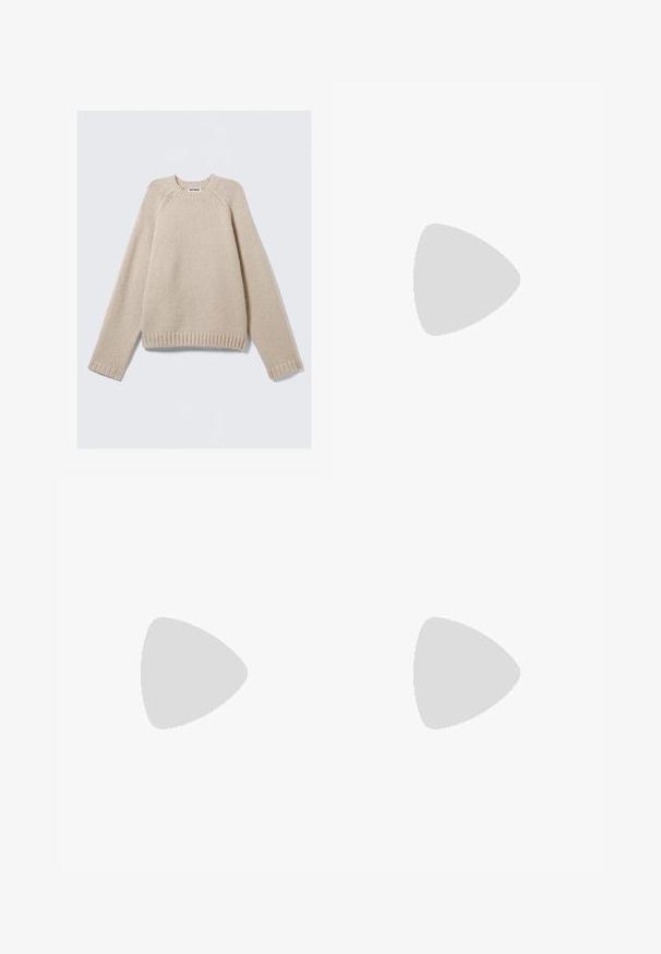 Beige strikkegenser med lange raglanermene og ribbestrikkede mansjetter og kant, lagt flatt på en lys bakgrunn.; Brun kort skjørt med justerbare sidebånd og rynkede detaljer på begge sider, vist mot en ensfarget hvit bakgrunn.; Grå skinnstøvletter i kalvhøyde med et slaskete design, spiss tå og stablet hæl. Merkbar sømdetalj på tåområdet.; Veske med slangeskinnmønster og krummet håndtak. Laget av teksturerte, beige og brune materialer, med et særegent diamantmønster.