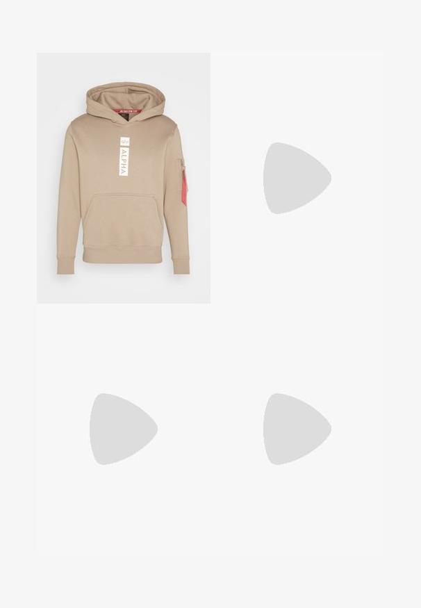 Μπεζ φούτερ με καγκουρό τσέπη μπροστά, ελαστικές μανσέτες και κόκκινη ένθετη τσέπη στον αριστερό μανίκι. Διαθέτει λευκό λογότυπο "ALPHA".; Νεαρό άτομο με πλεξούδες, ντυμένο με ένα ανοιχτό γκρι T-shirt της Nike και μαύρες σορτς της Nike, μπροστά σε απλό λευκό φόντο.; Μπεζ cargo παντελόνια από ελαφρύ βαμβακερό υλικό. Διαθέτουν ελαστικές μανσέτες, πολλές πλάγιες τσέπες και κλείσιμο με κουμπί.; Λευκά δερμάτινα αθλητικά παπούτσια με διάτρητο σχέδιο, στρογγυλή μύτη, επίπεδη σόλα και χοντρές κορδόνες, με εμφάνιση του λογότυπου swoosh και την ένδειξη "AIR" στη φτέρνα.