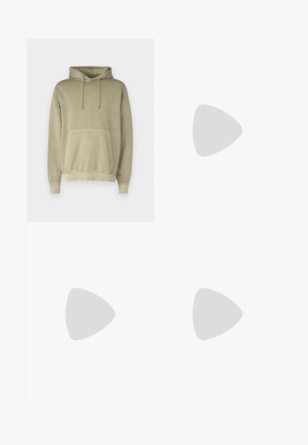 Hoodie khaki con cappuccio regolabile, tasca a marsupio e polsini a costine. Realizzato in tessuto morbido con una texture liscia.; T-shirt nera a maniche corte con un piccolo logo Quiksilver rosso e bianco centrato sul petto, mostrata su uno sfondo bianco semplice.; Pantaloni casual marroni con vita elasticizzata e cordoncino, taglio dritto, adatti per l'uso quotidiano.; Sneakers neri in tela con punte e lacci bianchi in gomma. Le cuciture a contrasto e i fori in metallo aggiungono dettagli. Indossati con pantaloni beige e un tessuto nero.