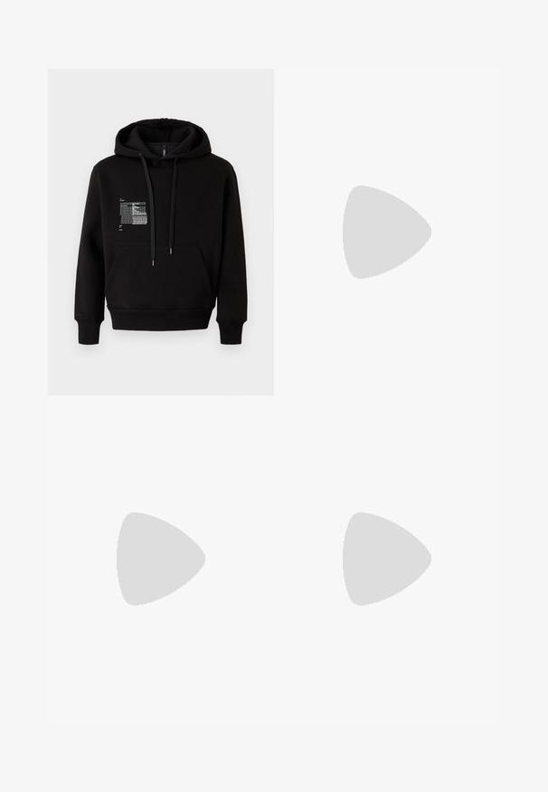 Schwarzer Kapuzensweatshirt aus weichem Baumwollmix, mit einer Vordertasche, Kordeln und reflektierendem Grafikdesign auf der linken Brust.; Schwarze Jeans aus Denim mit geradem Schnitt. Verfügt über ausgebleichte Bereiche, leichte Abnutzung, klassisches Fünf-Taschen-Design und einen Knopfverschluss.; Weiße Ledersneaker mit glatter Oberfläche, runder Zehenpartie, flachen Schnürsenkeln und strukturiertem Sohlenprofil. Mit einem dezenten Logo an der Ferse.; Schwarze runde Sonnenbrille mit dunklen Gläsern und schlanken Metallbügeln. Enthält klare Tempelspitzen und silberne Akzente am Scharnier. Minimalistisches Design.