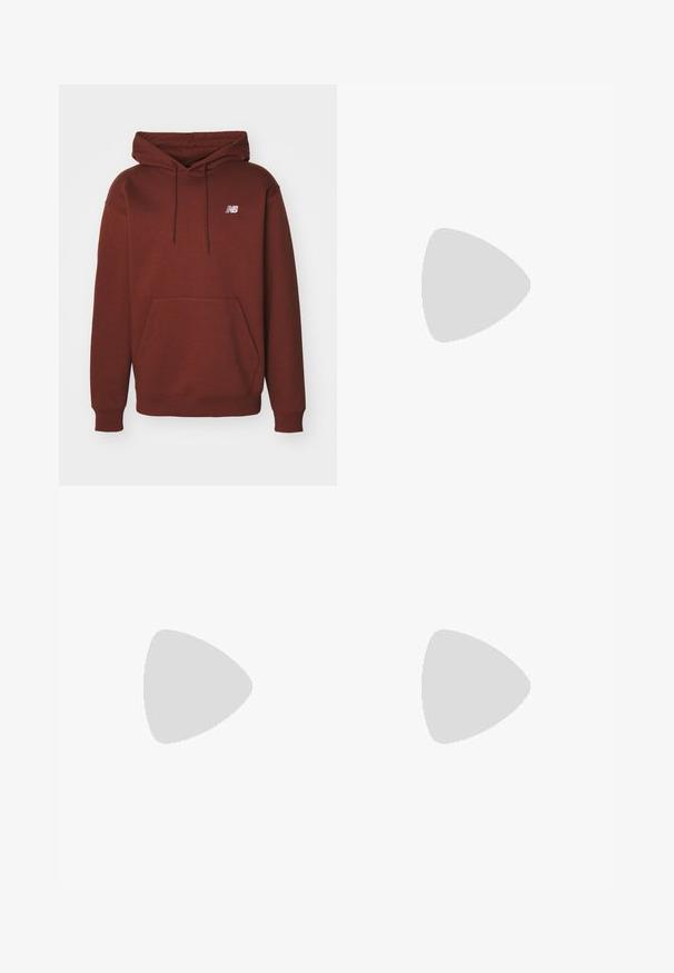 New Balance SPORT ESSENTIALS HOODIE UNISEX - Sportinis megztinis - rich oak; Pegador BARROW - Laisvi džinsai - sand washed blue; Aukštakulniai bežiniai drobės sportbačiai su raudona juostele, balta guma padu, metaliniais užsegimais, su ikonišku žvaigždės logotipu šone.; Septyni sidabriniai žiedai, nusprendti įvairiais dizainais, įskaitant susuktus, susietus ir raižytus raštus. Skirtingos formos ir pločiai.