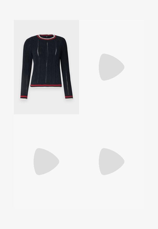Navy-blauer Pullover mit Kabelstrickmuster, langen Ärmeln, rundem Halsausschnitt sowie rotem und weißem gestreiften Rippbündchen und Kragen. Verfügt über offene Strickabschnitte.; Helles, hochtailliertes Jeans aus Denim. Hat weit geschnittene Beine, zwei aufgerissene Kniebereiche und klassischen Fünf-Taschen-Stil.; Weiße hochwertige Leinensneaker mit schwarzer Gummisohle, vorderem Gummizehenschutz und sechs Ösen für Schnürsenkel, die ein sauberes, minimalistisches Design aufweisen.; Rote Lederhandtasche mit einem kantigen, geometrischen Design. Verfügt über einen verstellbaren Schulterriemen und einen Klappenverschluss mit genähten Details.