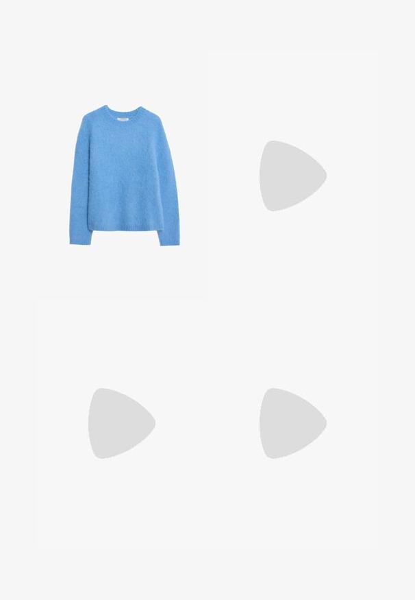 Maglione azzurro chiaro in maglia pelosa con colletto a girocollo, maniche lunghe e polsini a costine. Texture morbida con vestibilità comoda e orlo piatto.; Pantaloni a gamba larga blu navy con pieghe, vita con bottoni e passanti per cintura, mostrati distesi su uno sfondo bianco.; Scarpe sportive con tomaia in pelle bianca, punta in suede grigia e tre strisce nere. Presentano un logo blu sulla linguetta e una suola in gomma testurizzata.; Borsa a tracolla in pelle bordeaux con forma curvata, una sola tracolla e dettagli cuciti al centro. Texture liscia, hardware minimale.