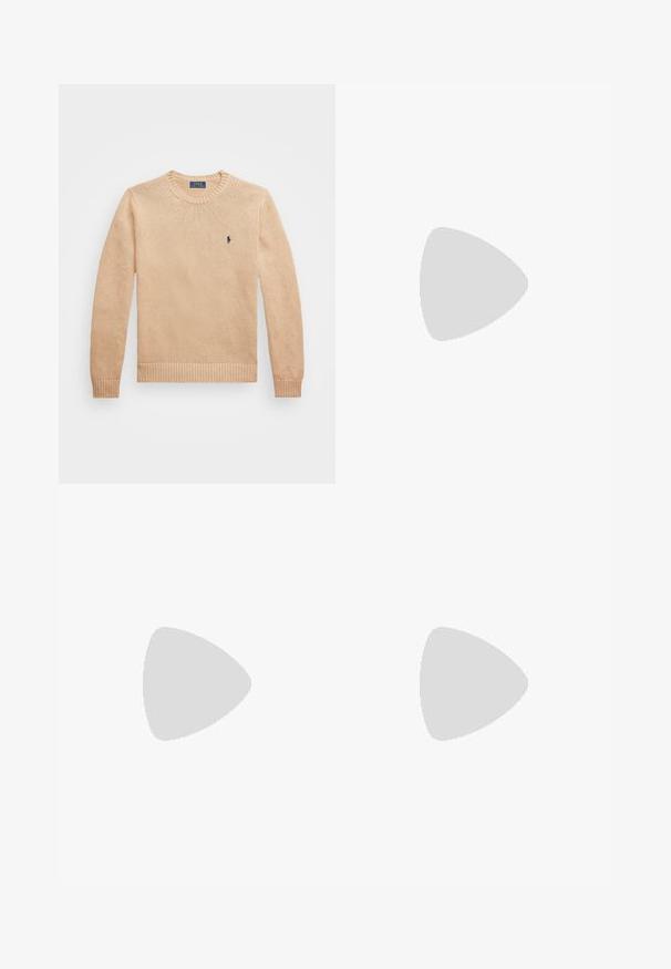Bež pleteni pulover z okroglo izreznico, rebrastimi manšetami in robom, ki ima majhen temen logotip na levi strani prsnega koša. Mehka tekstura.; Temno modra polo majica iz mehkega bombaža, z zapiranjem na tri gumbe, kratkimi rokavi in rumenim logotipom na levem prsnem delu.; Bež hlače iz bombaža s ravnim krojem, ki vsebujejo zanke za pas, ravno sprednjo stran in natančno obdelane robove. Gladka tekstura in minimalno podrobnosti.; Rjave usnjene čolnarice z vezalkami, zlatimi luknjicami in smetanasto gumijastim podplatom. Oblikovane z dvignjenim šivnim vzorcem na konici.