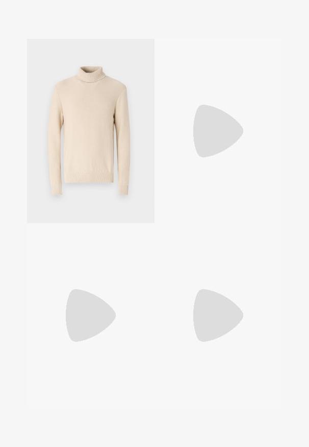 Maglione beige a collo alto realizzato in materiale a maglia. Presenta un colletto e polsini a coste, con una finitura testurizzata e una vestibilità standard.; Pantaloni neri su misura con una vestibilità dritta, realizzati in tessuto liscio. Presentano passanti per cintura e dettagli di piega lungo la parte anteriore.; Sneaker bianche in pelle con finitura liscia, punta arrotondata, lacci piatti e suola texturizzata. Accento in suede grigio sul tallone.; Occhiali da sole trasparenti in plastica con lenti rettangolari marroni, dotati di sottili aste trasparenti e dettagli in metallo sulle tempie.